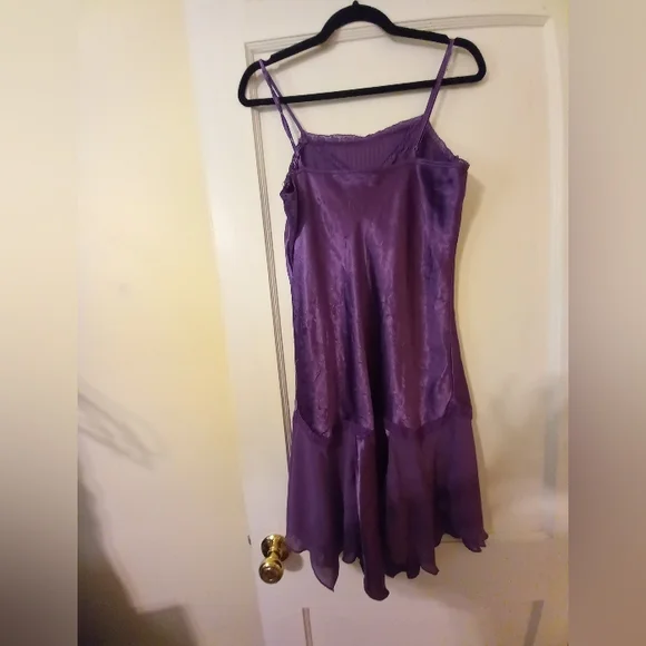 Flowy purple slip dress with mesh and lace detail - Picture 4 of 6